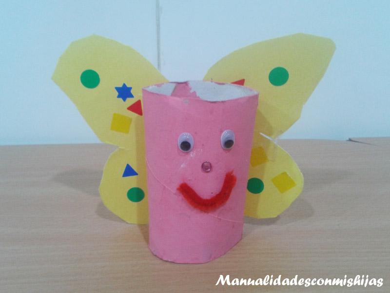 Mariposa con tubos de cartón, cartulina y gomets