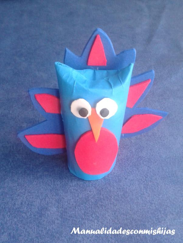 Pavo real con tubos de cartón y goma eva