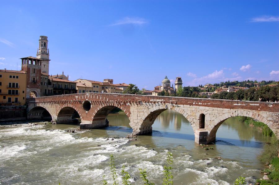 http://upload.wikimedia.org/wikipedia/commons/d/d6/Ponte_Pietra_a_Verona.jpg