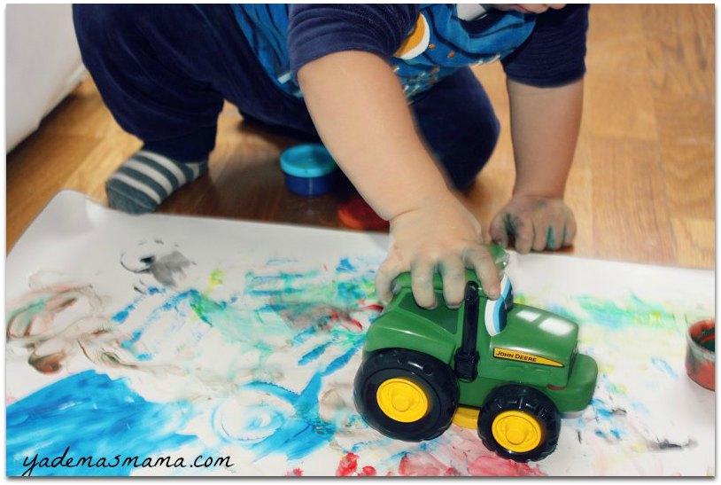 tractor y pintura de dedos