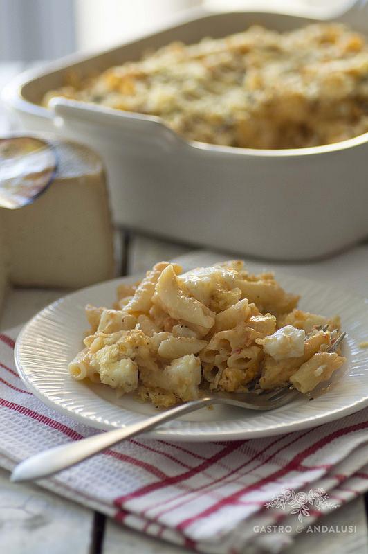 Macarrones con salsa de morrones y patatas chip