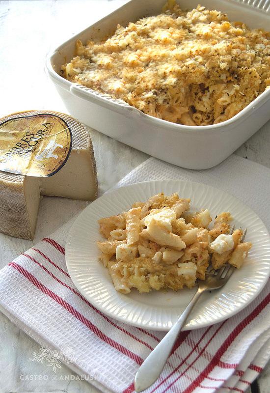 Macarrones con salsa de morrones y patatas chip