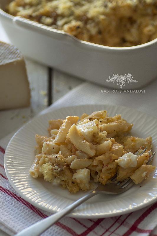 Macarrones con salsa de morrones y patatas chip