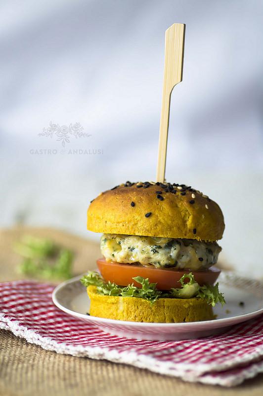 Hamburguesas de espinacas pollo y queso con pan de curry