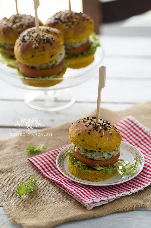 Hamburguesas de espinacas pollo y queso con pan de curry