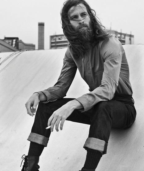 Tendencia hipster hombres pelo largo y barba