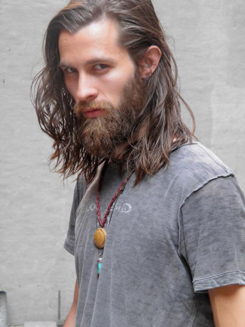 Tendencia hipster hombres pelo largo y barba