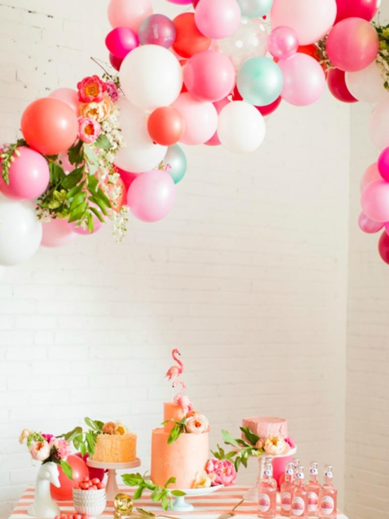 corona de flores y globos para fiestas