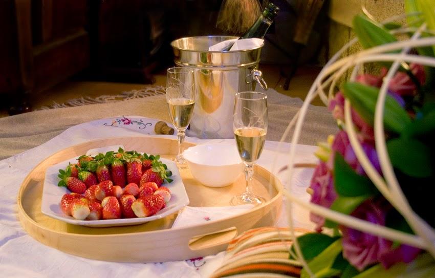 Picnic romántico junto a la chimenea_ fresas con nata4