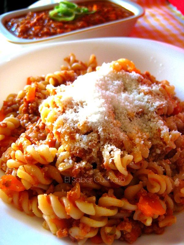 Salsa boloñesa especial con licuado de pimiento rojo y pasta rizada