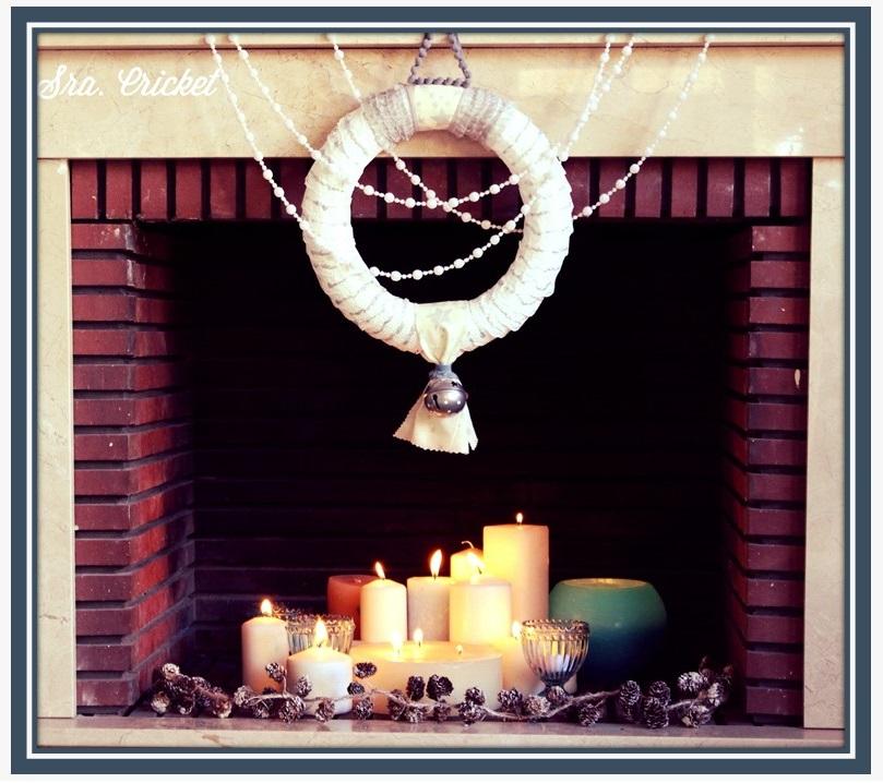 Corona navideña hecha con blondas de papel