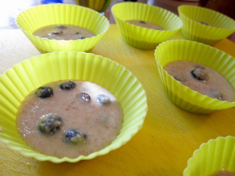 Pasado ese tiempo las dejamos reposar en los moldes 5 minutos. Entonces las desmoldamos con cuidado y las dejamos enfriar sobre una rejilla.