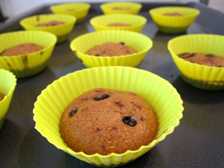 Pasado ese tiempo las dejamos reposar en los moldes 5 minutos. Entonces las desmoldamos con cuidado y las dejamos enfriar sobre una rejilla.