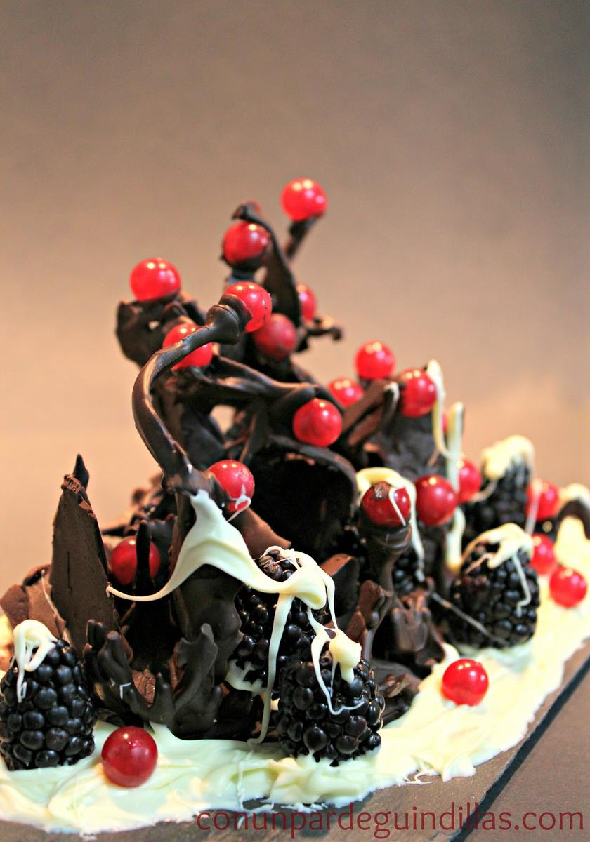 Bosque de chocolate y frutos rojos