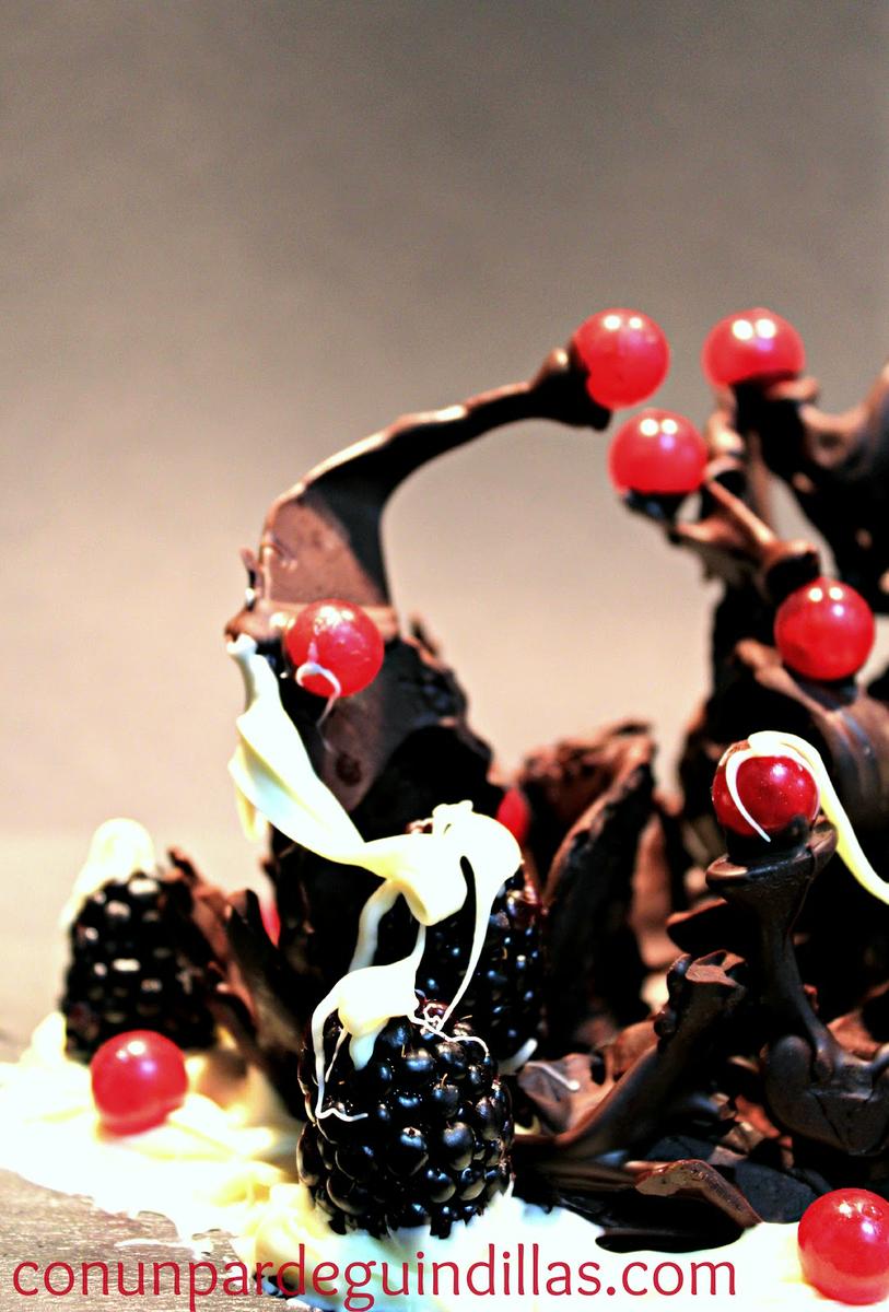 Bosque de chocolate y frutos rojos