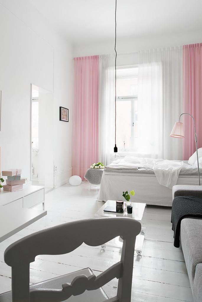 Un estudio decorado en gris y rosa