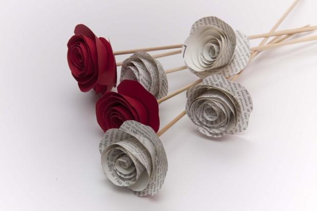 Cómo hacer flores con cartulina para San Valentín | Manualidades