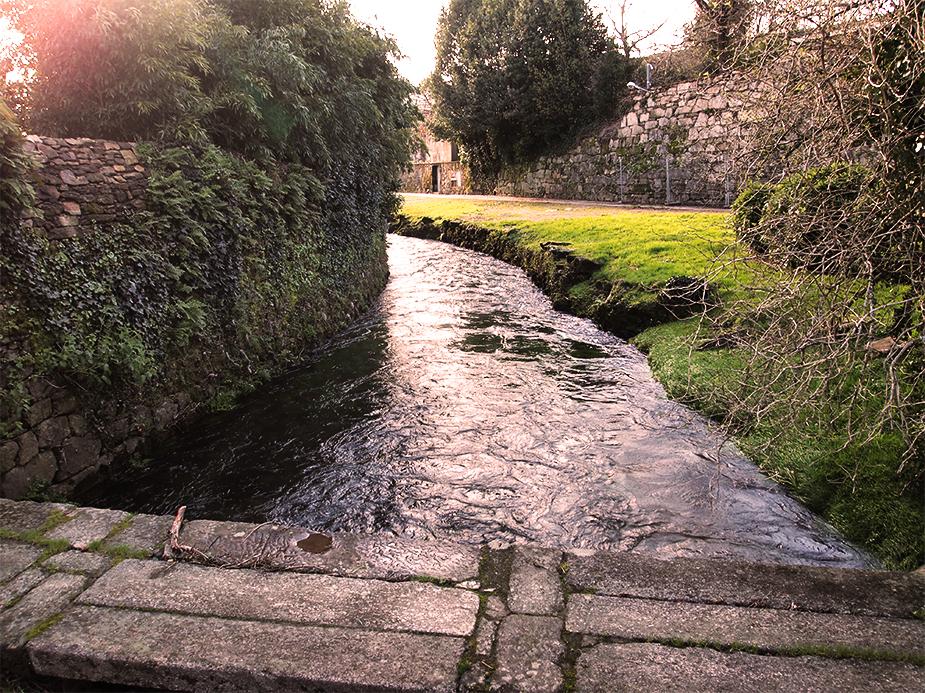 Río Sarela cruzando Galeras.