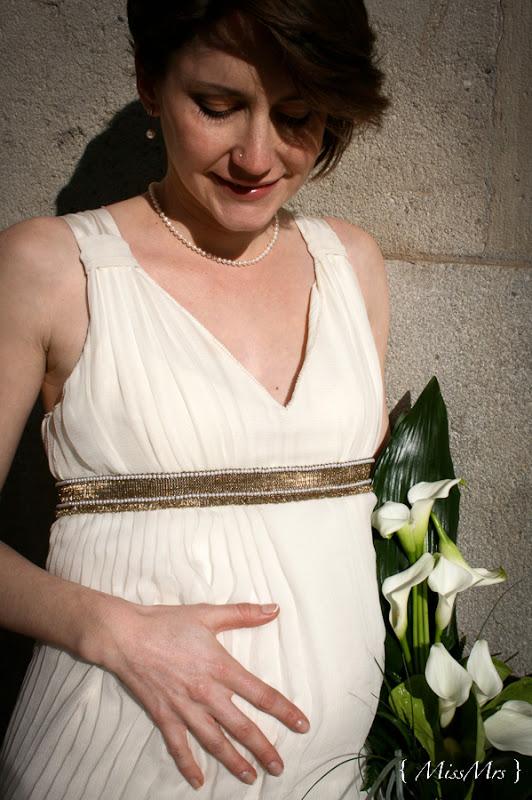 Mi amiga Silvia se casó embarazada de 5 meses y escogió un vestido precioso de Vera Wang que se adaptaba perfectamente a su barriguita.