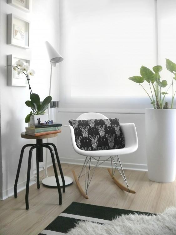 Rincón-de-lectura-con-plantas-orquídea-y-colocasia