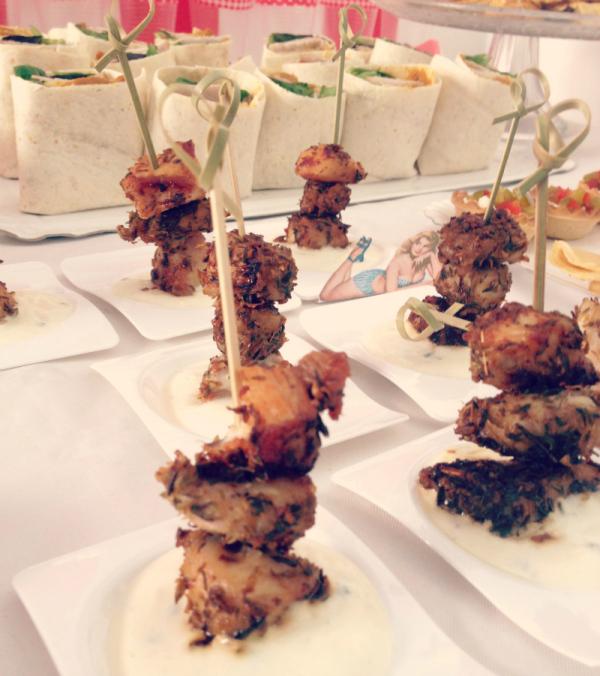 Pinchos de pollo y Salsa de Yogurt Hello Eventos