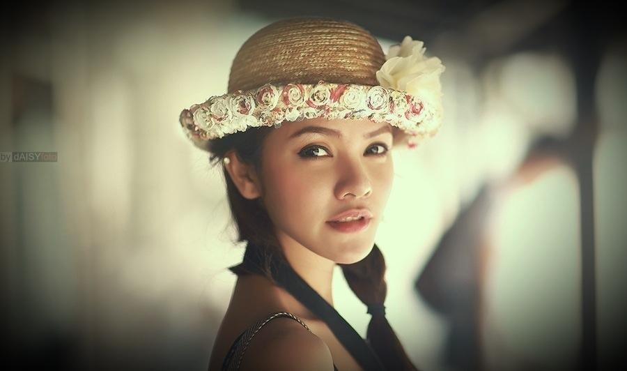 mujer con sombrero de flores