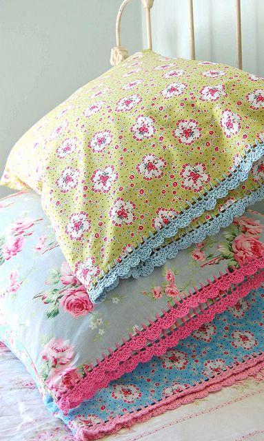 almohada detalle croche