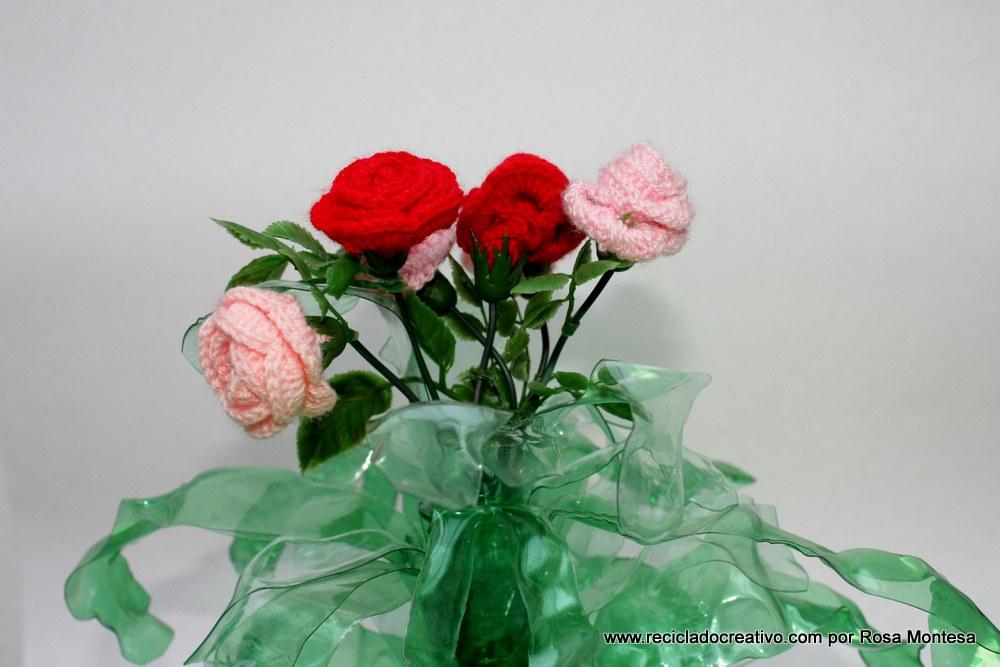 Flores de ganchillo o crochet con hojas de botellas de plástico