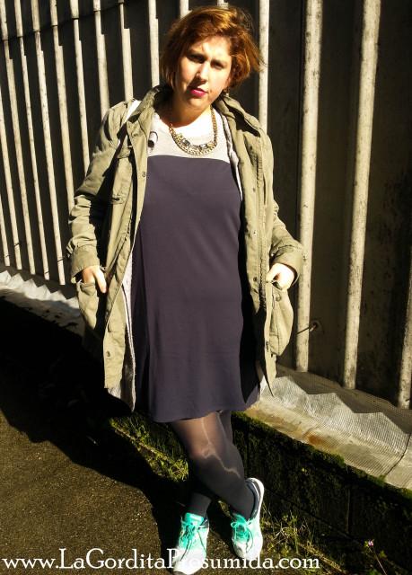 vestido zapatillsa y parka