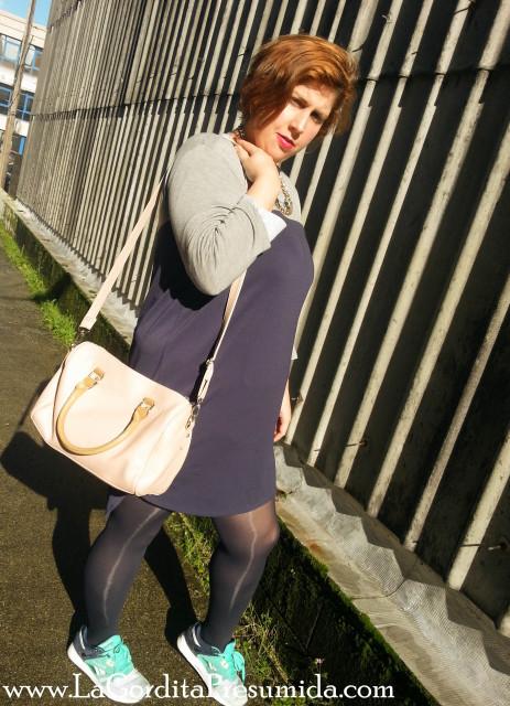 zapatillas con vestido marino