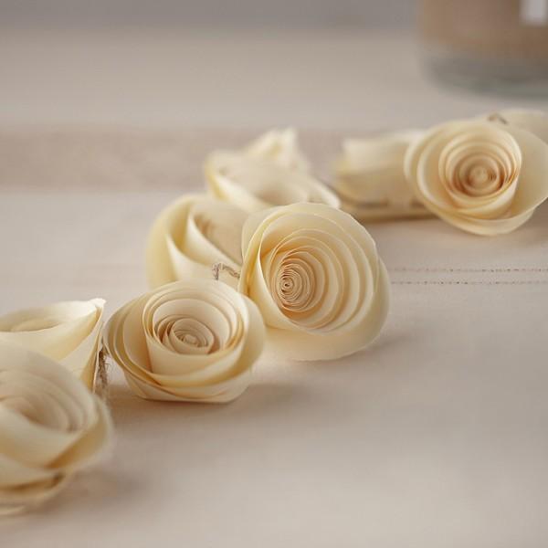 Guirnaldas de flores de papel en blanco