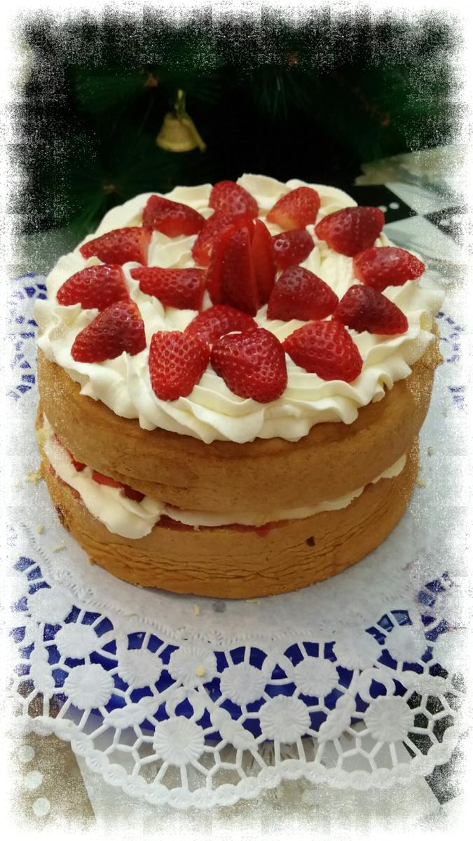 bizcocho nata (crema de leche) y fresas