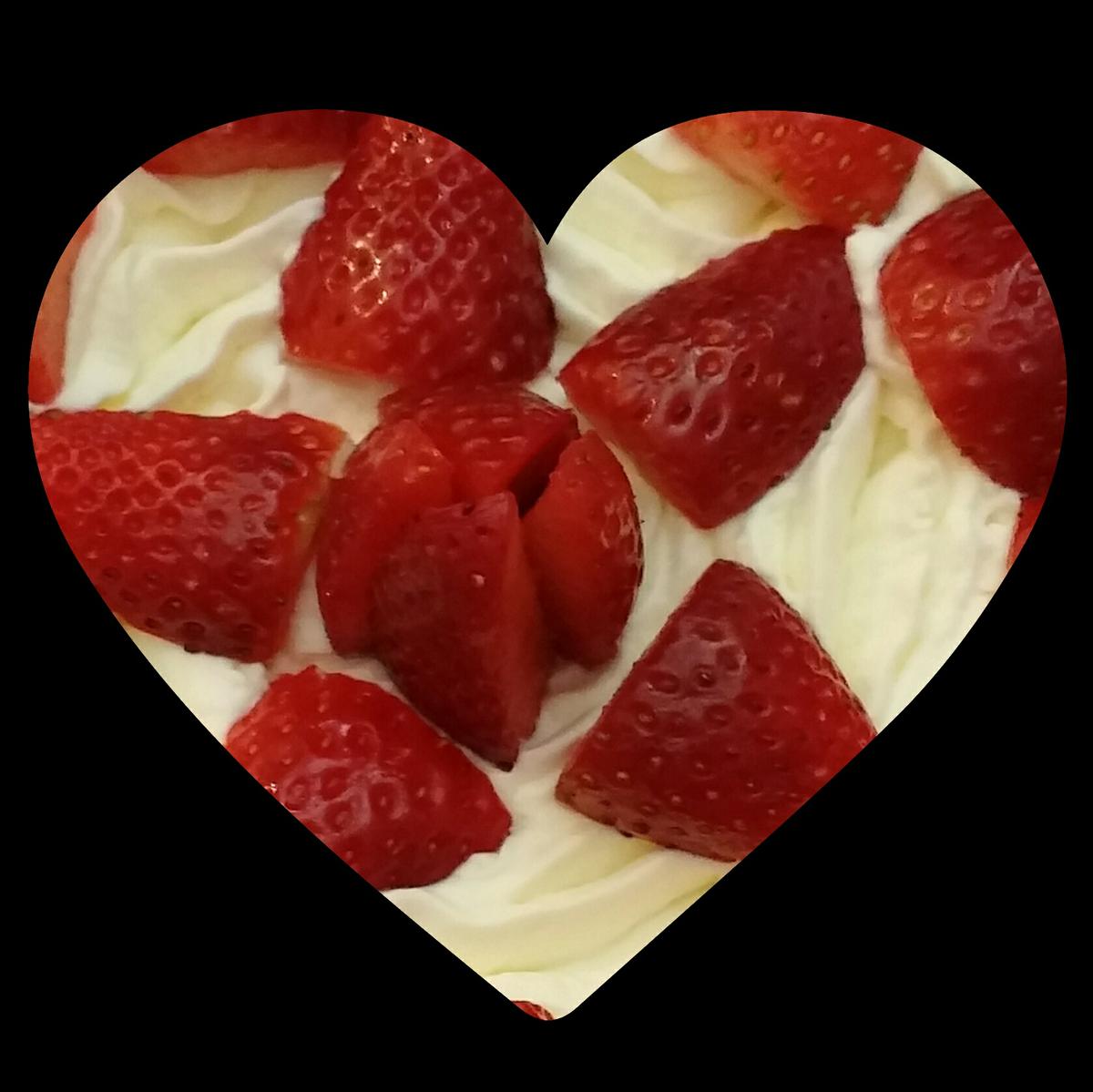 corazon de nata (crema de leche) con fresas
