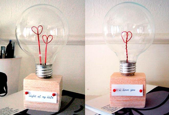 manualidad ideal para san valentin con una bombilla reciclada