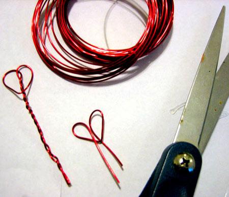 filamentos con forma de corazón para una manualidad de amor con una bombilla reutilizada