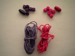 Manualidades Caseras Fáciles hilo encerado rosa , morado y bolas de madera