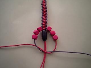 Manualidades Caseras Fáciles pulsera macrame y bolitas de madera