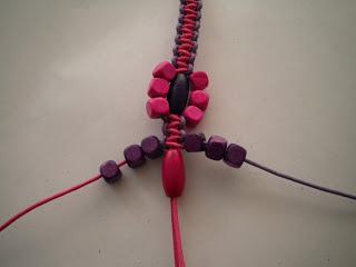 Manualidades Caseras Fáciles pulsera macrame rosa y violeta , con bolitas de madera de colores 