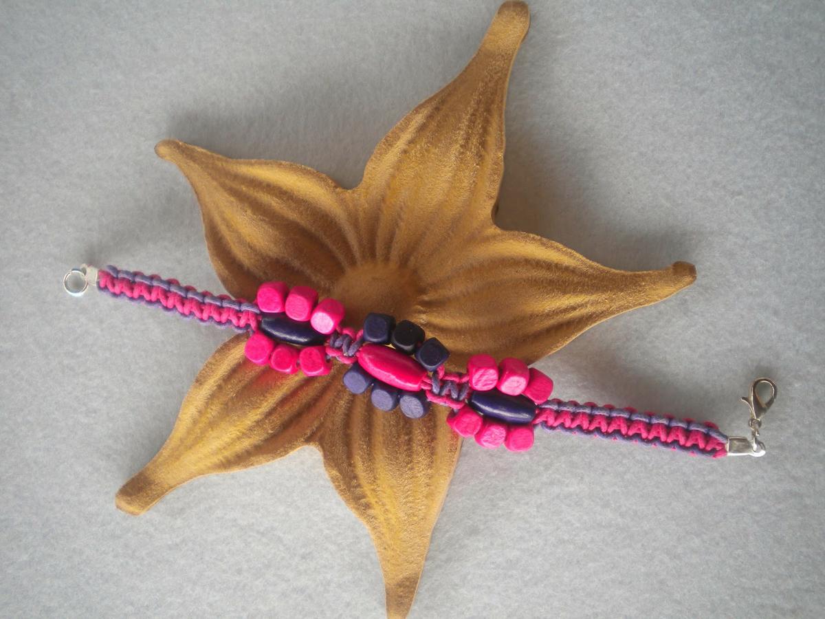 Manualidades caseras fáciles pulseras macrame de flores rosa y violeta