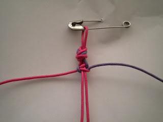 Manualidades Caseras Fáciles pulsera macrame violeta y rosa