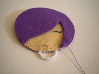 Manualidades caseras Inma como coser el borde para el broche muñeca