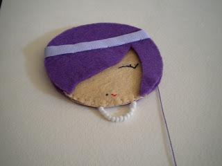 Manualidades caseras Inma como coser el borde para el broche muñeca