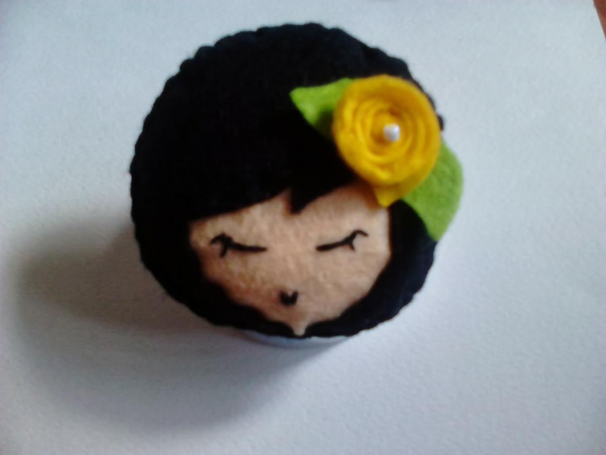 Manualidades caseras Inma broche muñecas hechas de fieltro color de pelo negro