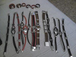 Manualidades caseras faciles pulseras anilos de zamak y cuero de colores 