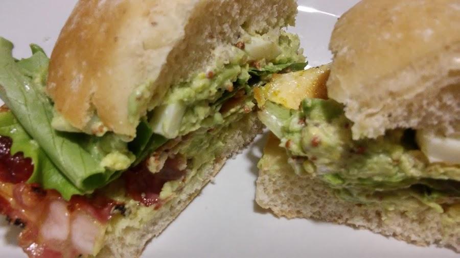 Sándwich de pollo al curry con salsa de aguacate Cocina