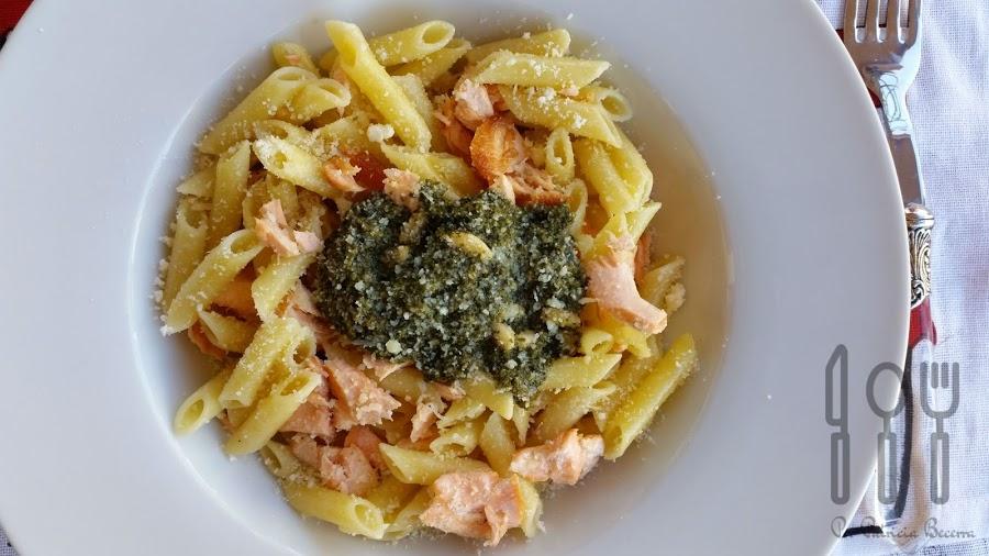 Macarrones con salmón y pesto