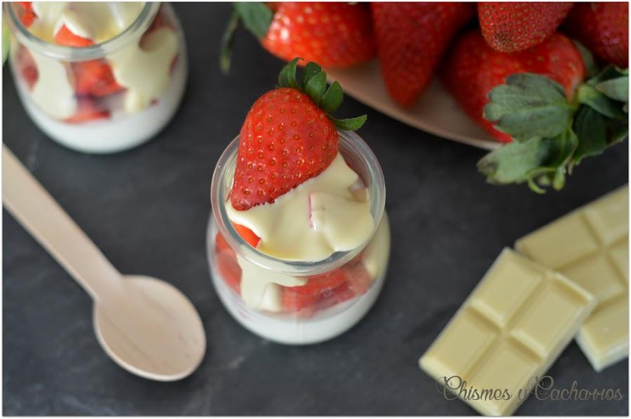 Vasitos De Fresas Con Yogur Y Salsa De Chocolate Blanco | Cocina