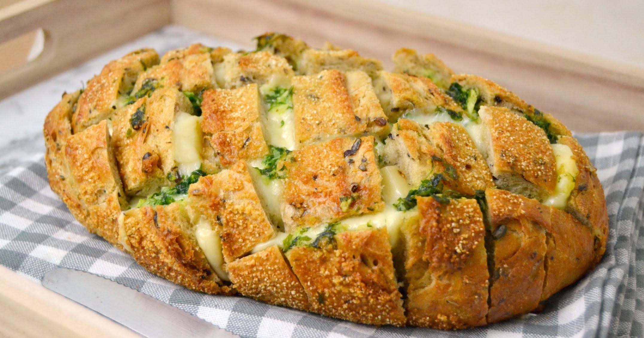 Хрустящий хлеб в духовке. Хлеб с сыром и зеленью. Батон с сыром и чесноком в духовке. Чесночный хлеб с сыром. Батон с сыром в духовке.