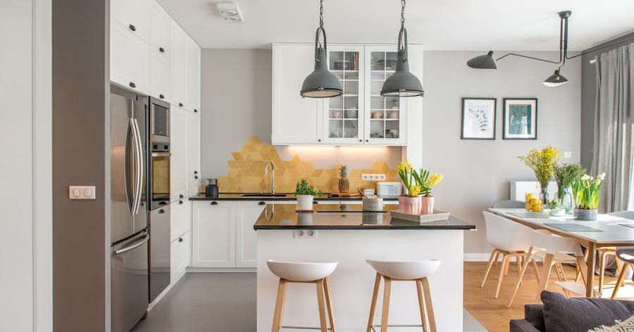 Cocina, salón y comedor: un mismo espacio en tonos grises con toques