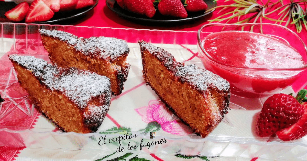 Bizcocho de galletas con canela, queso y sirope de fresa ...